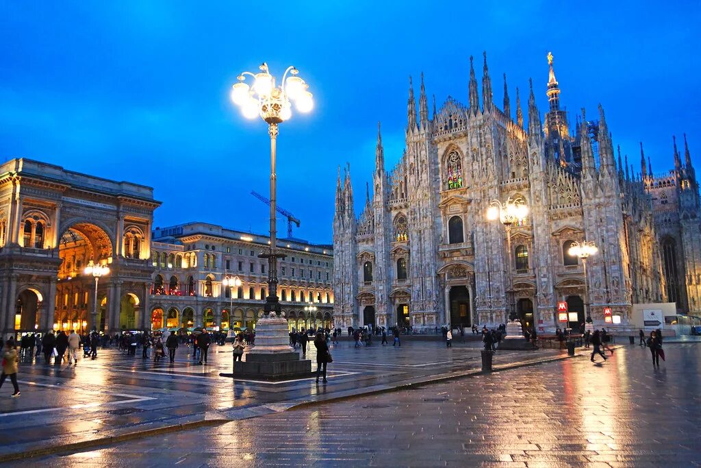 : площадь пьяцца-дуомо. Milano photo. Крыша собора дуомо. Milano photo. Площадь пьяцца-дель-дуомо.