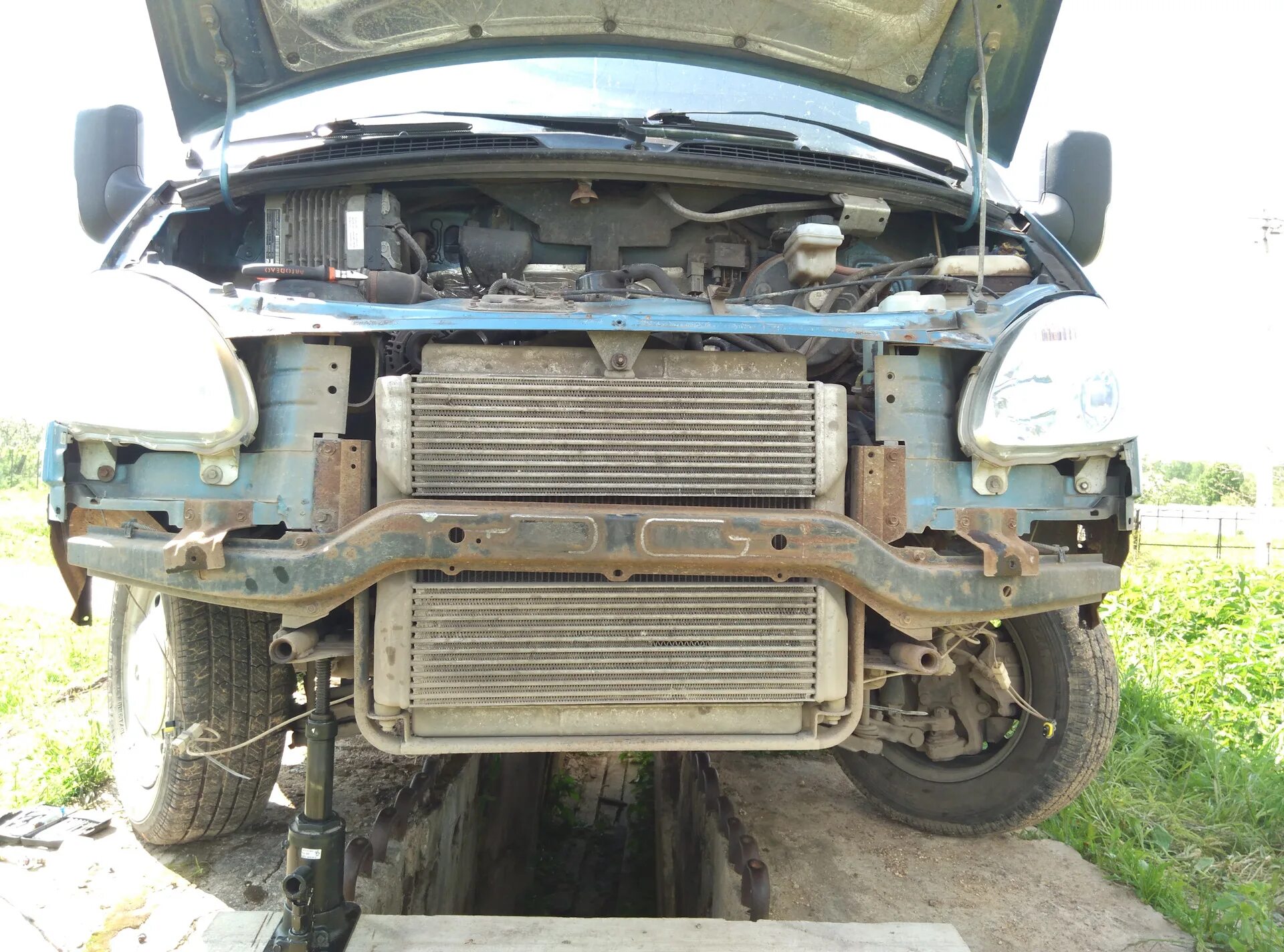 Крепление радиатора газель 405. Крепление радиатора газель. Радиатор газель 402. Рамка радиатора газель 402 двигатель. Радиатор газ соболь.