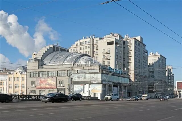 Кинотеатр ударник ул серафимовича. Кинотеатр ударник москва. здание кинотеатра ударник москва. дом на набережной кинотеатр ударник. кинотеатр ударник москва улица серафимовича.