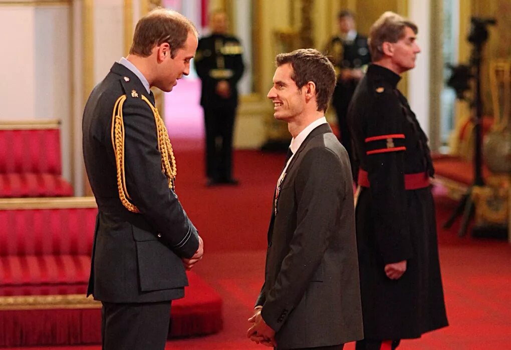 Адель орден британской империи. Виктория бекхэм награждает принц вильям. Бенедикт камбербэтч в великобритании. Рыцарь-командор британской империи. Принц чарльз и роберт плант.