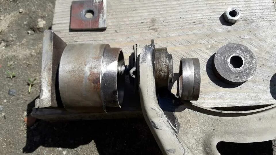 Сайлентблоки балки рено лагуна 2. Сайлентблок задней балки рено 19. Сайлентблоки стойки стабилизатора рено премиум 420 dci. Замена сайлентблоков рено. 4.