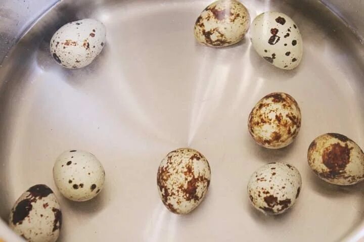 Сколько надо варить перепелиные. Перепелиные яйца вкрутую. Сколько варить перепелиные яйца вкрутую после закипания. Как сварить перепелиные яйца всмятку. Сколько варить перепелиные яйца вкрутую.
