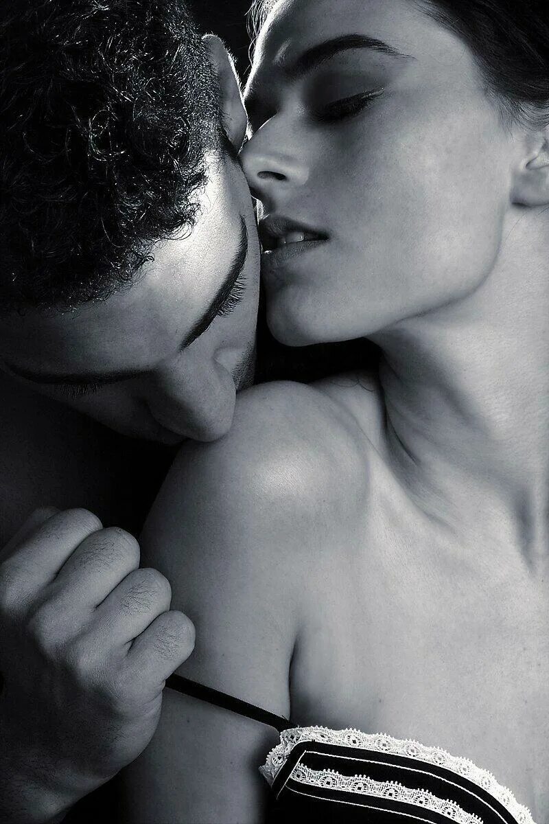 Страсть. Страстный поцелуй. Нежная страсть. Мужчина страстно целует женщину.