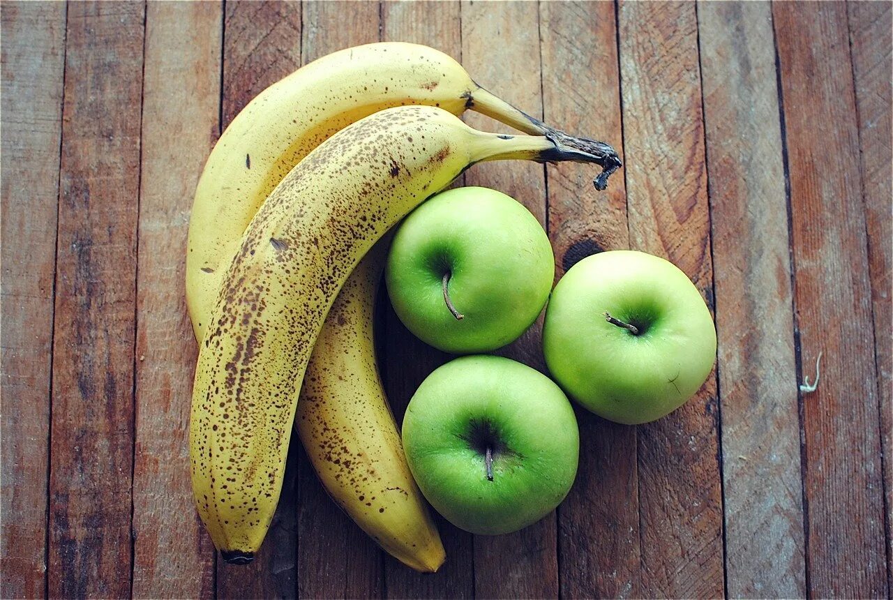 I like bananas apples. Яблоки и бананы. Фрукты бананы яблоки. Яблочные бананы. Яблоко и банан фото.