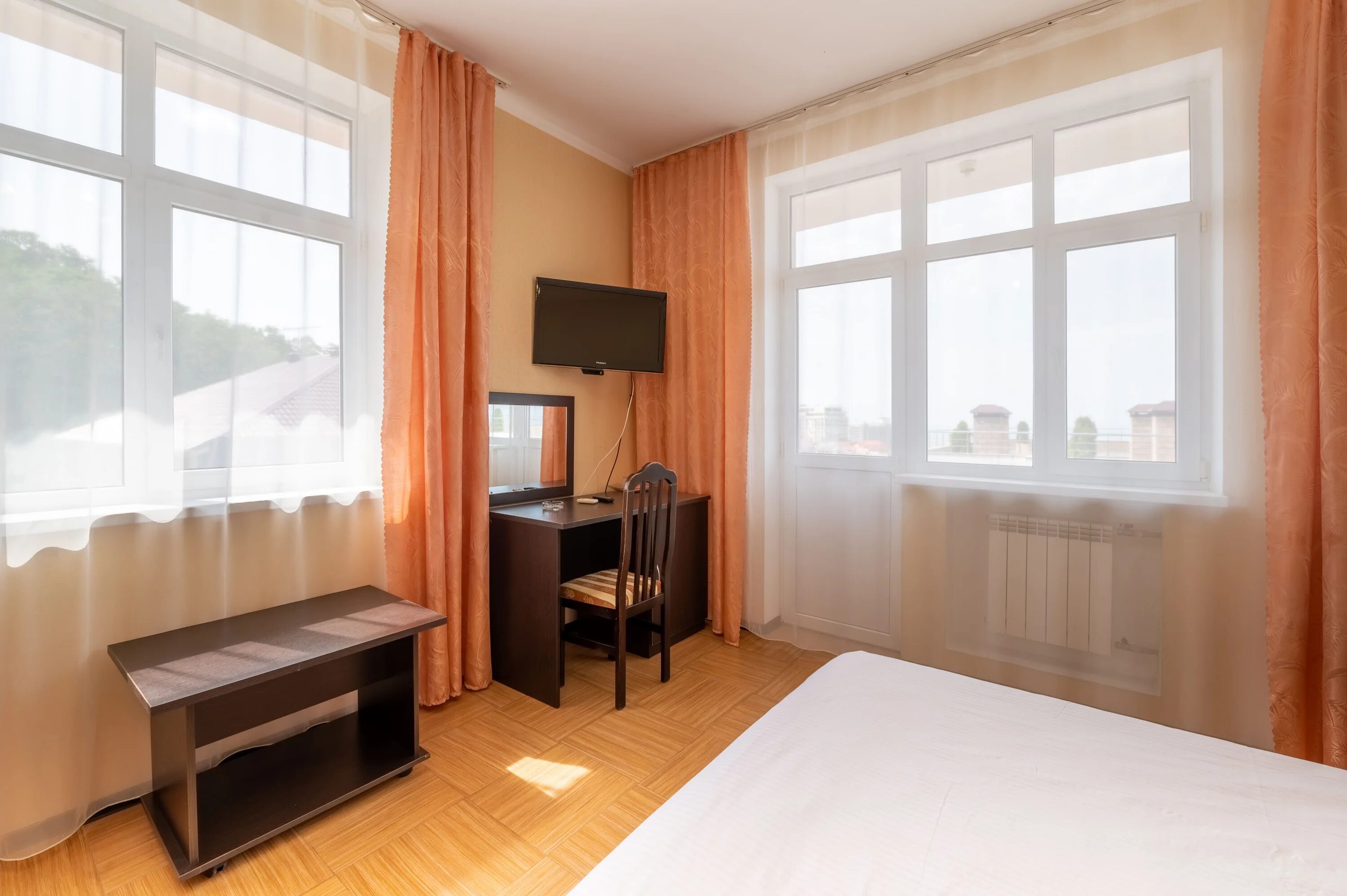 Отель добрая мама в адлере. Гостиница в адлере медовая 74. Добрая сказка адлер. Отель добрая мама в адлере номера люкс. Гостиница доброморе.