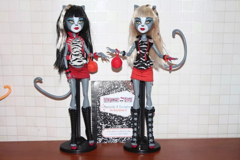 Монстр хай мурсифона и мяулодия. Мяулодия монстры отдыхают. Монстер хай мяулодия и пурсефона. Куклы монстер хай кошки близняшки. Монстер хай пурсифона и мяулодия арт.