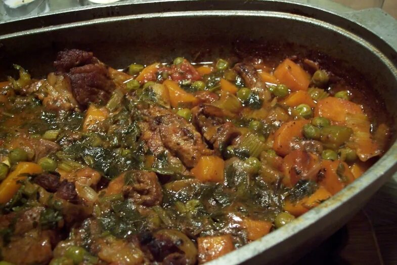 ягненок тушеный с овощами. рецепты тушеной баранины с фото. турецкие мясные блюда из баранины. ягненок тушеный. баранина тушеная.
