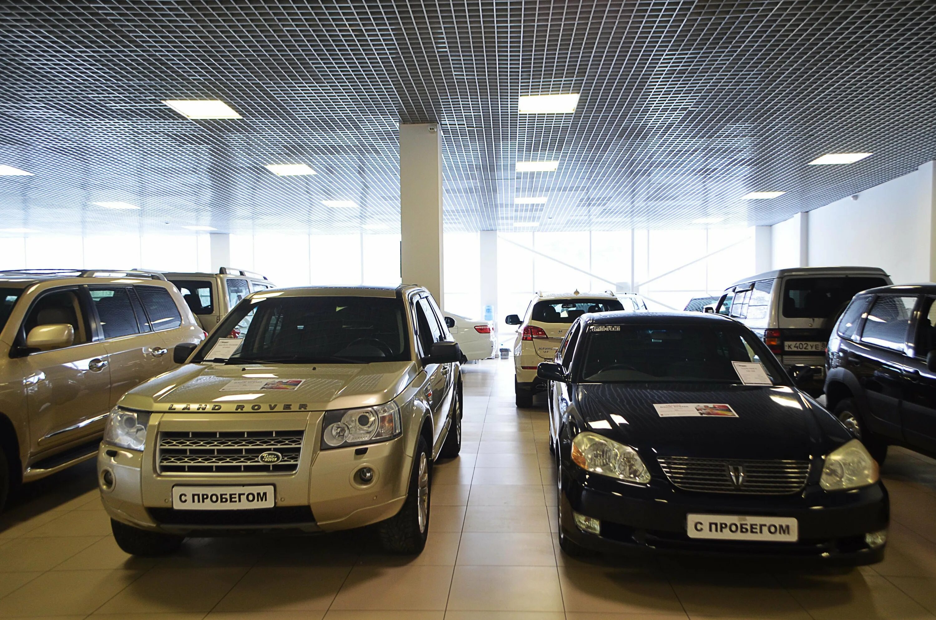 Куплю бу автомобиль новосибирск. Автосалон автомобилей с пробегом. Автосалон бу авто. Дилер авто с пробегом. Дилер машин с пробегом.