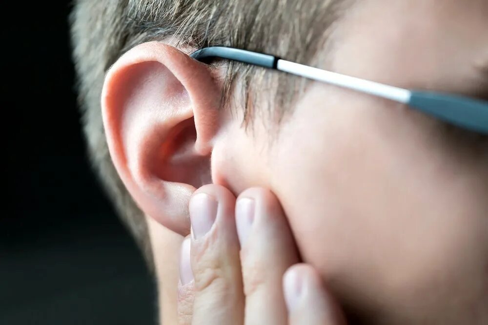 Почему заболели уши. Глухота. Заболевания органов слуха. Потеря слуха. Больное ухо фотосессия.