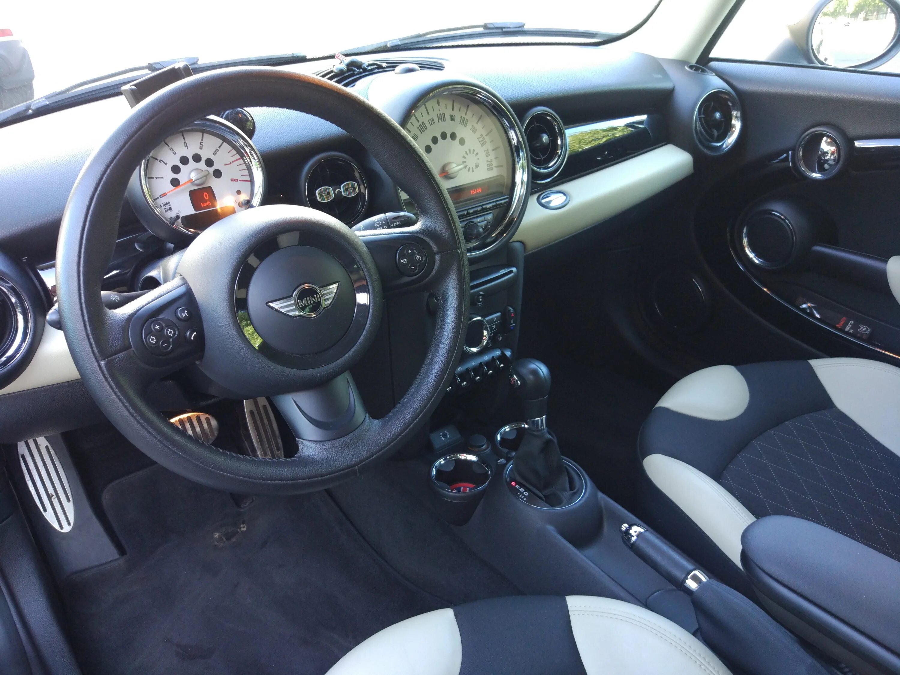 Мини купер акпп. Mini cooper s 2013 салон. mini cooper s сдгиьфт2012 салон. мини купер 2006 салон. mini cooper 2006 салон.