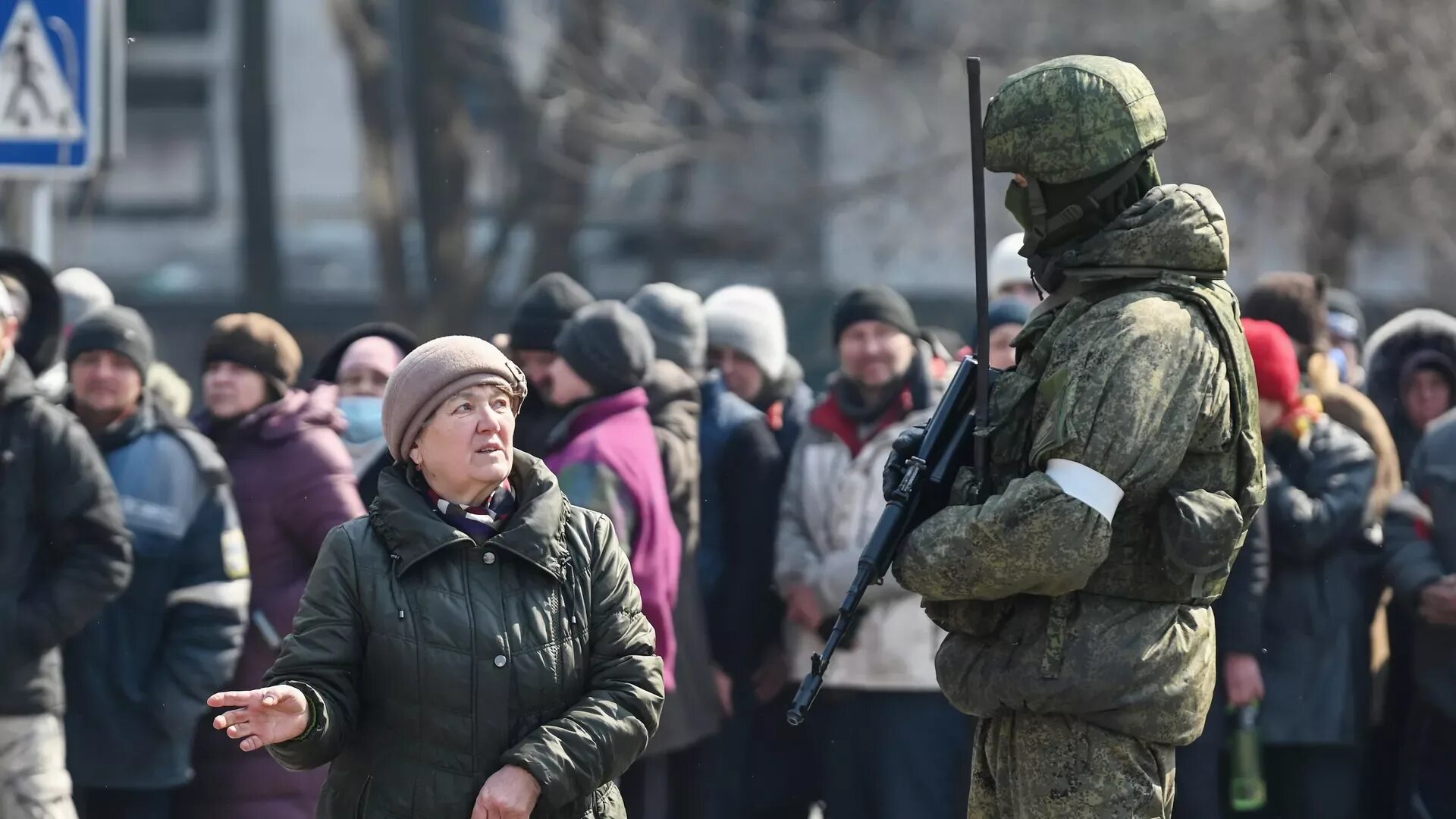 Российские войска в Мариуполе. Русский солдат гуманитарка. Военные Украины. Военные РФ гуманитарная.