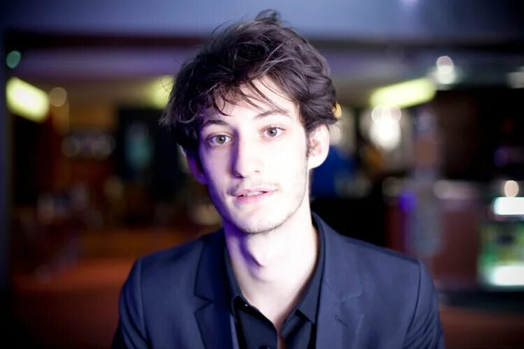 Пьер н нэ. Pierre Niney. Пьер Нине Ив сен Лоран. Актер Пьер Нинэ.