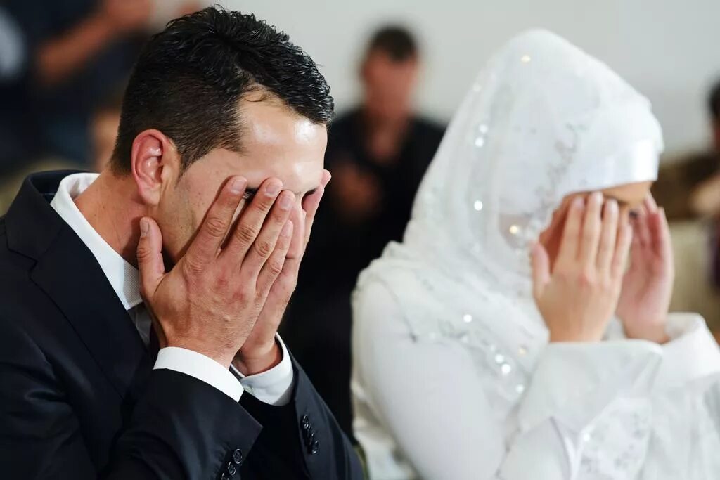 Первое брачное ночь в исламе. Свадьба мусульман. Брак с мусульманином. Мусульманин и мусульманка свадьба. Невеста и муж мусульманский.
