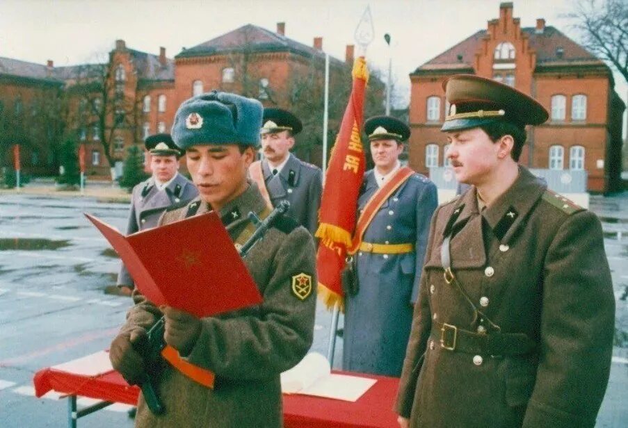 Солдат советской армии. Служба в армии ссср. Замполит советской армии. Курсанты кгб ссср. Служба в армии ссср.