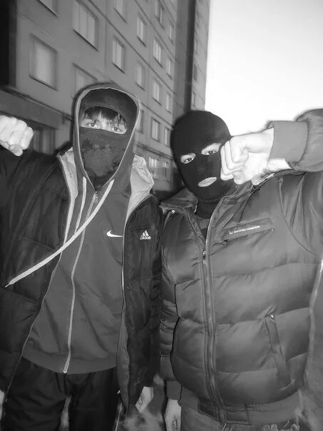 Бандит в потенции. Толпа бандитов в масках. банда пацанов. банда пацанов в масках. хулиган бандит.