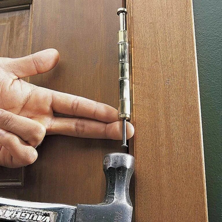 Скрип дверных петель. Петли дверные fiskars. Squeaky Hinge. 5 Ways to Fix a Squeaky Door Hinges. China Handyman DIY Tricks.