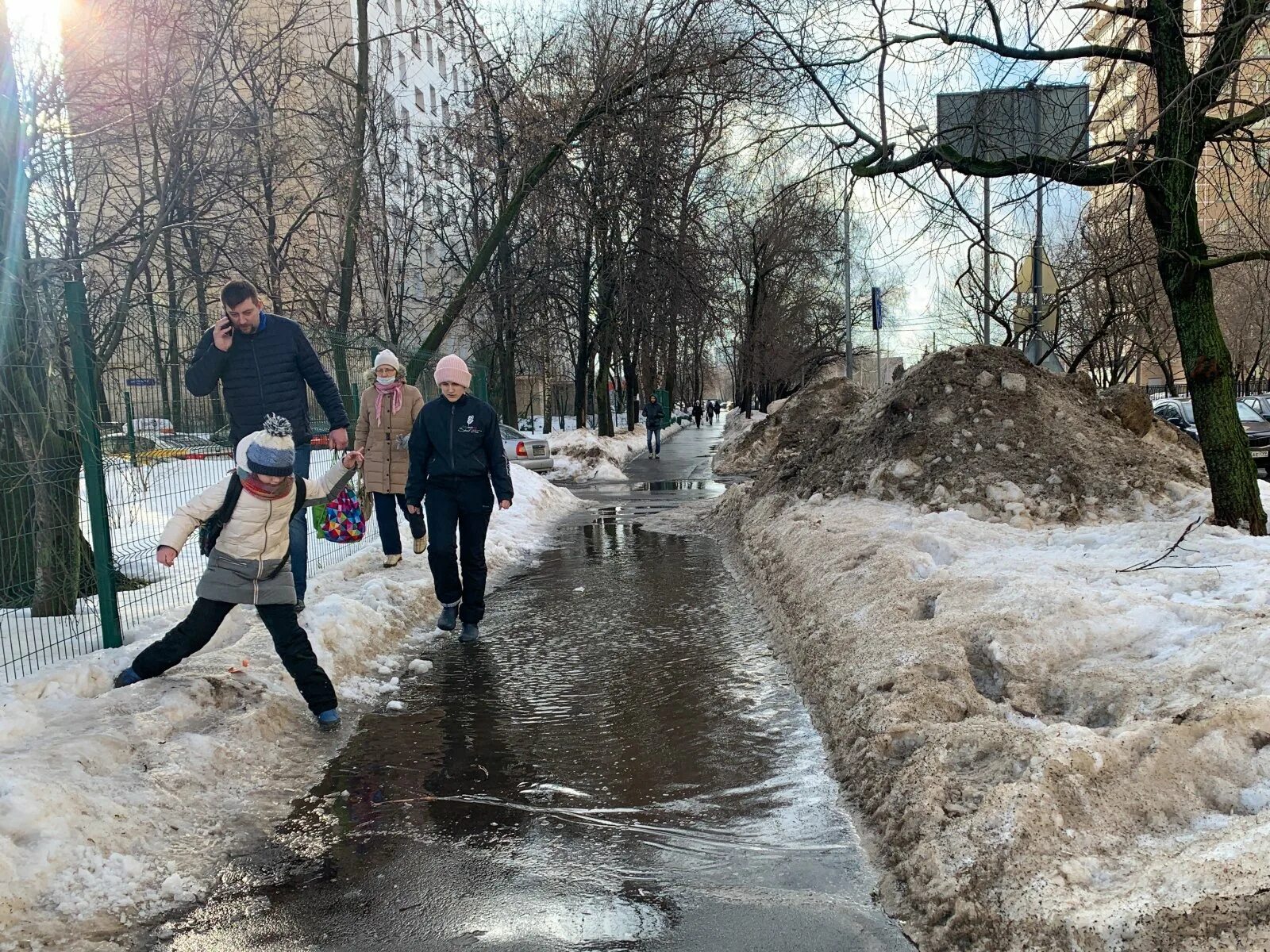 Когда примерно растает снег. Лужи в Москве. Тает снег в Москве. Таяние снега в Москве.