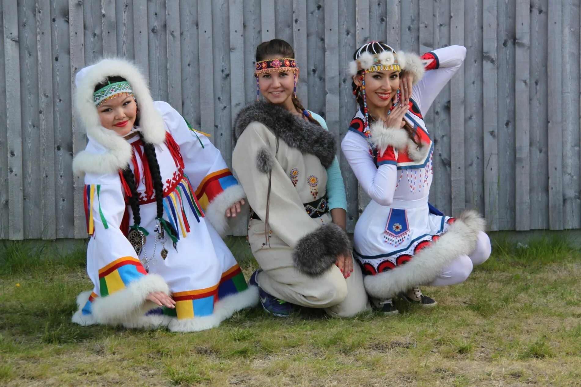 национальные костюмы народов севера россии ненцы. национальный костюм народов севера эвенки. национальный костюм ханты и манси. сибирские якуты национальный костюм. национальная одежда нао ненцы ансамбль.