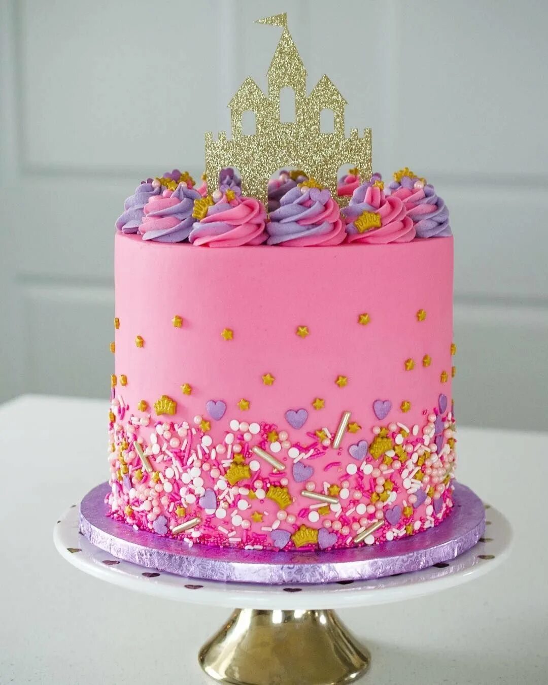 Оформление торта на день рождения девочке. Торт девочка. Украшение торта для девочки. Красивые торты для девочек. Стильный торт для девочки.