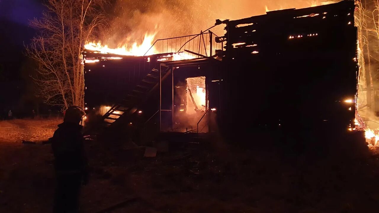 Лальск пожар. Поджоги домов в Саблино. Горелая больница в Лальске. Омск Ульяновка пожар 1 мая. Когда будет 12 вечера