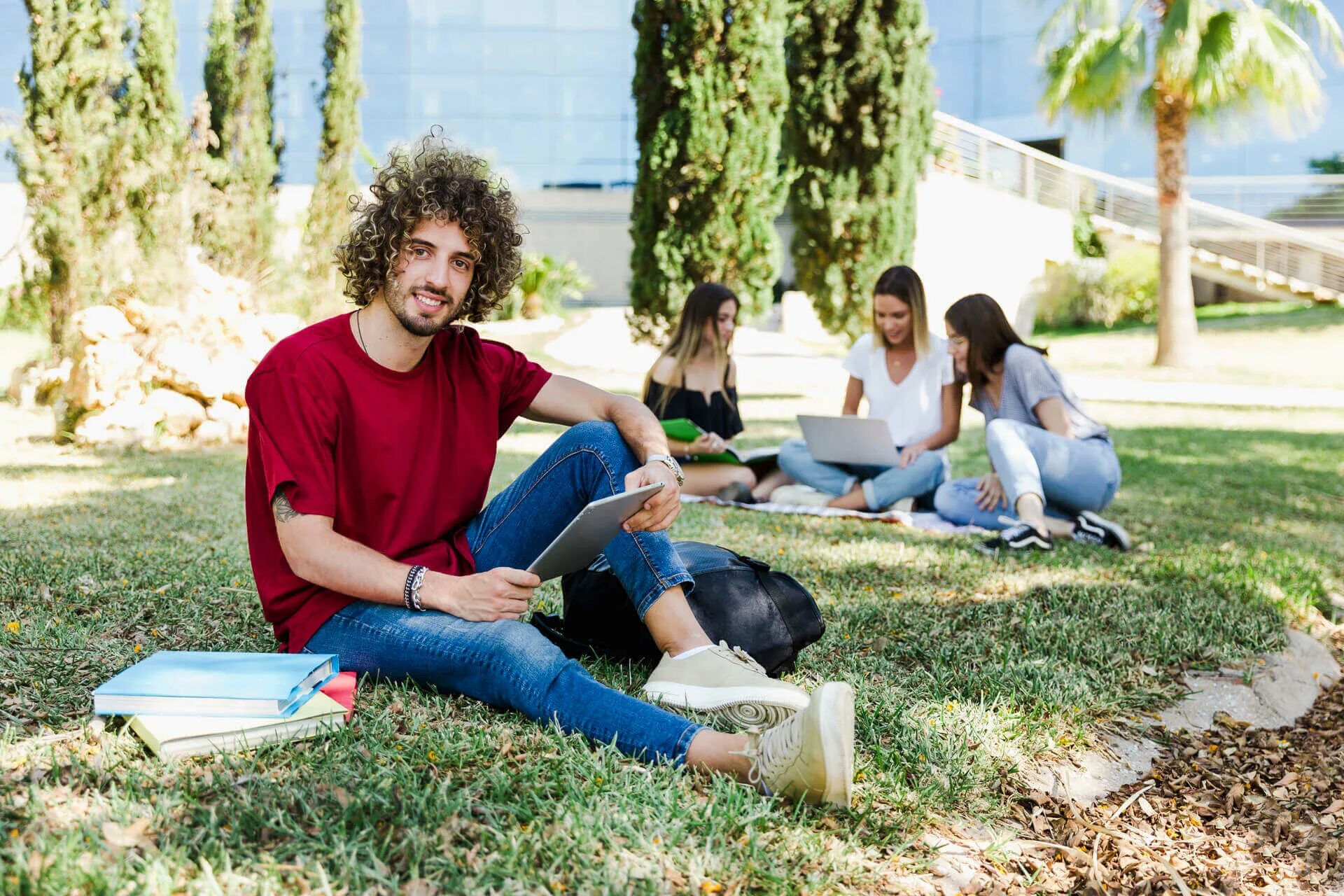 Student park. Студенты сидят на полу. Парень студент. Студенты сидят в парке. Подростки работают.