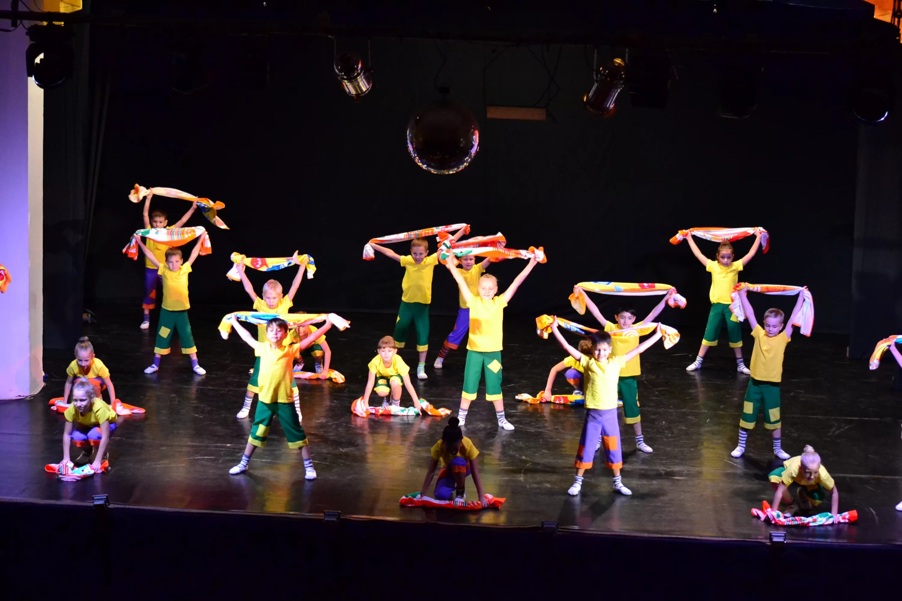 Империя балет хабаровск. Танцы сарапул. Александр азиатцев сарапул империя танца. Александр азиатцев сарапул империя танца. Танец империи.