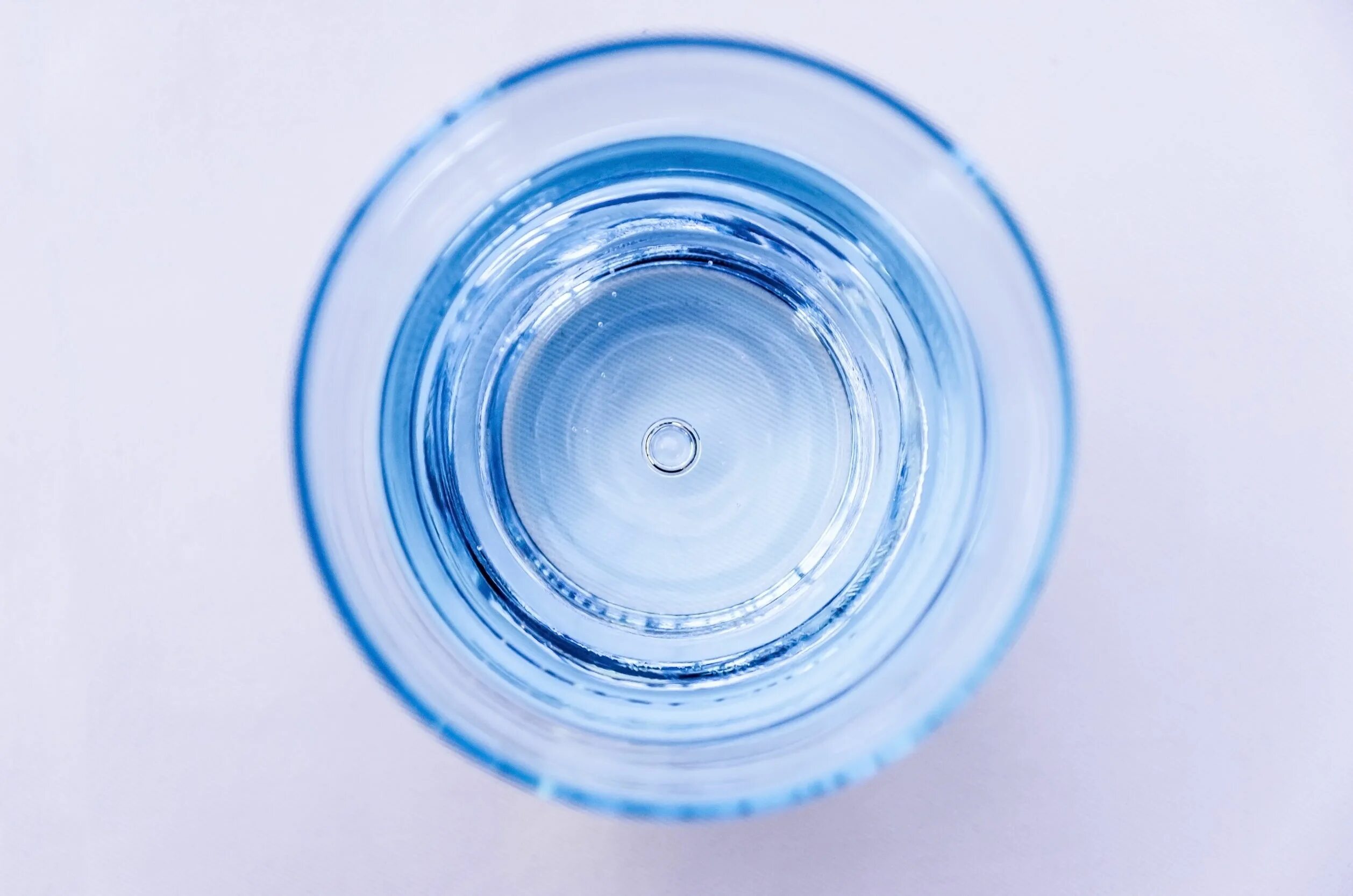 Стакан воды сверху. Стеклянная миска с водой вид сверху. Вода в прозрачной тарелке. Баклажки с водой сверху.