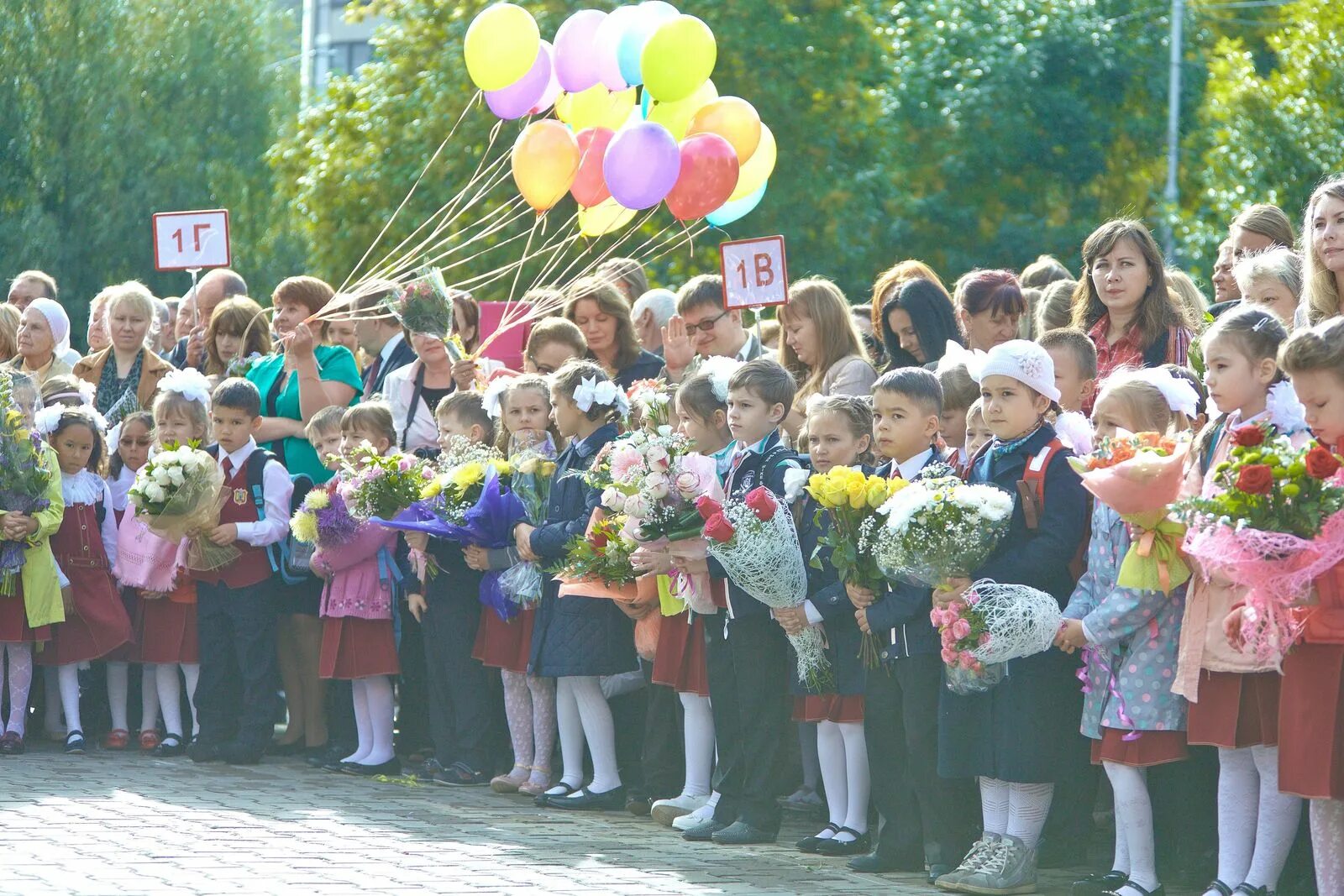 Школьная линейка. Первоклассники на линейке. Линейка в школе. Школьная линейка 1 сентября. Школа 10 линейка