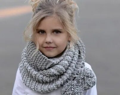Девочка вяжет шарф