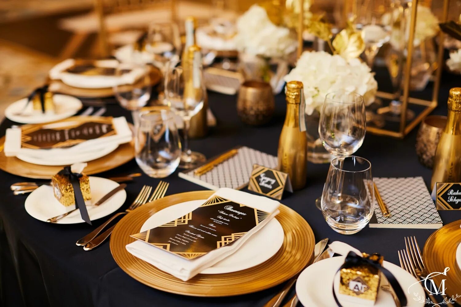 Сервировка стола в стиле великий гэтсби. Стиль гэтсби 2022. Стол гэтсби. Стол гэтсби. Декор для свадьбы гэтсби.