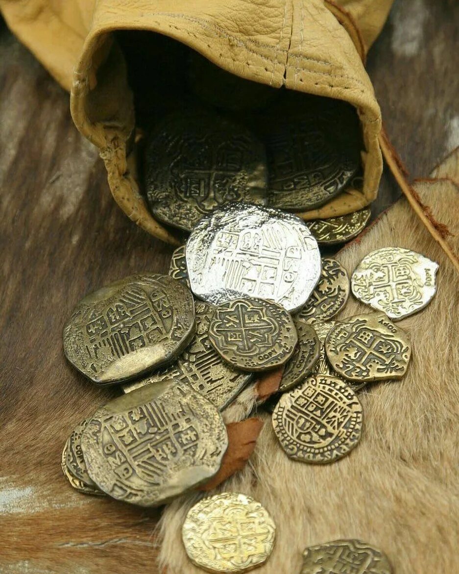 Песо пираты Карибского моря. Золотые монеты клад пираты. Монета Золотая. Старинные золотые монеты. Клад займ