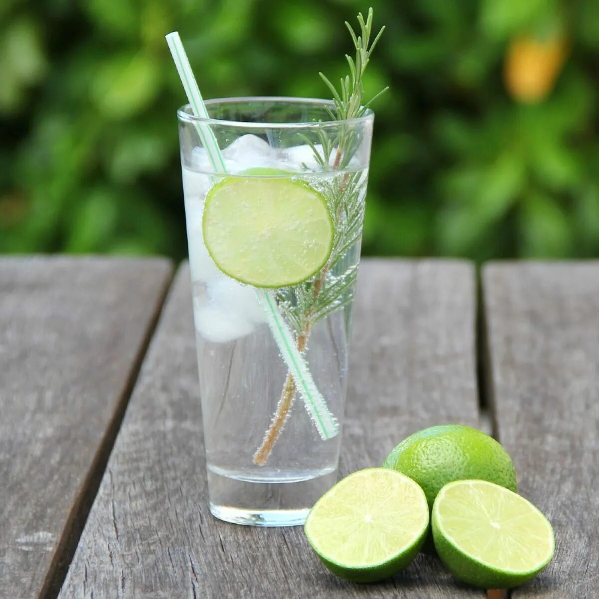 Это новый джин тоник. Джин тоник с лаймом. джин тоник коктейль. gin tonic лайм. джин тоник с лимоном.