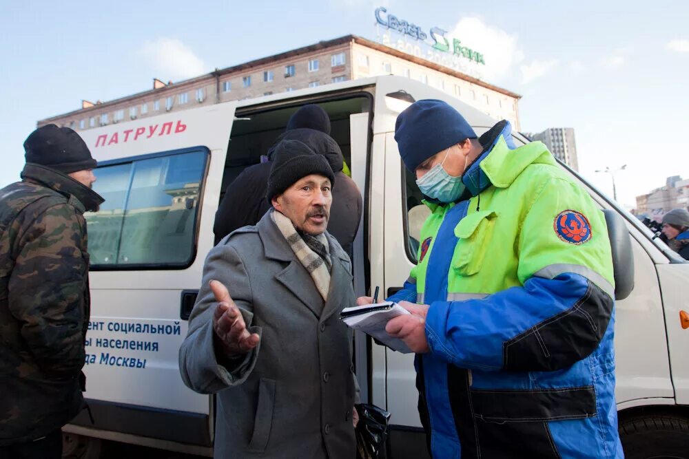 Социальное обслуживание бомж. Социальный патруль Москва. Социальный патруль для бездомных. Автобусы помощи для бездомных. Социальная помощь бездомным.