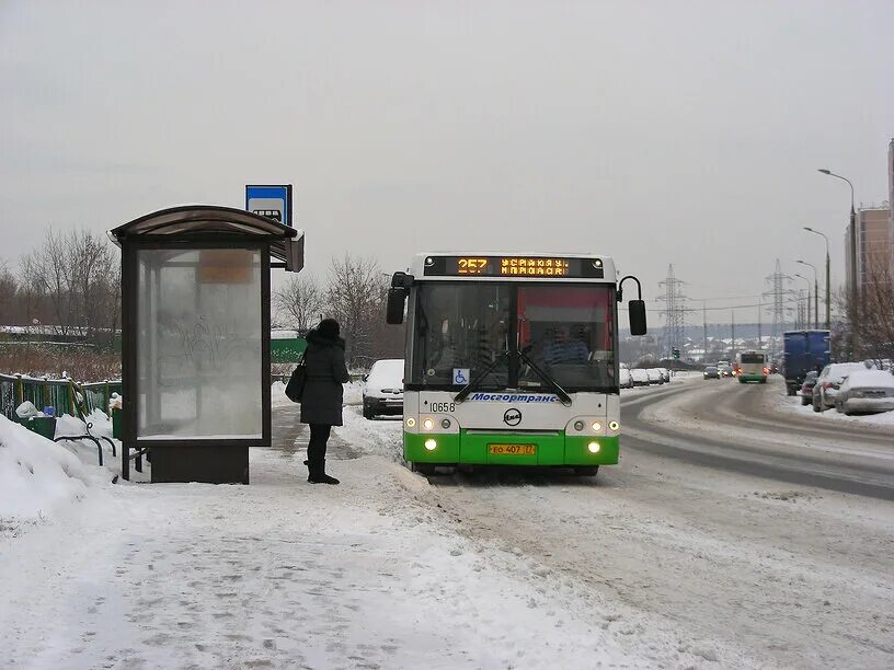 Остановка автобуса. Автобусная остановка зима. Остановка автобуса зимой. Автобус Москва.