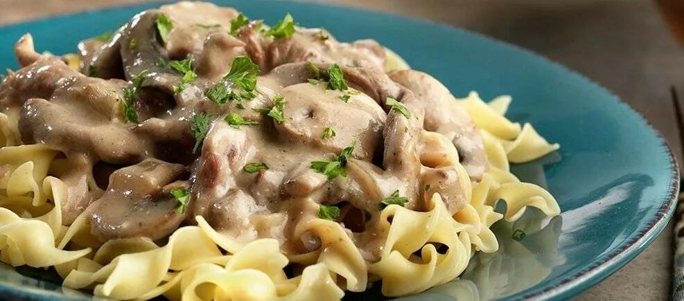 Бефстроганов из курицы на сковороде. Фрикасе с макаронами. бефстроганов из курицы с грибами. курица по строгановски. фрикасе из курицы с макаронами.