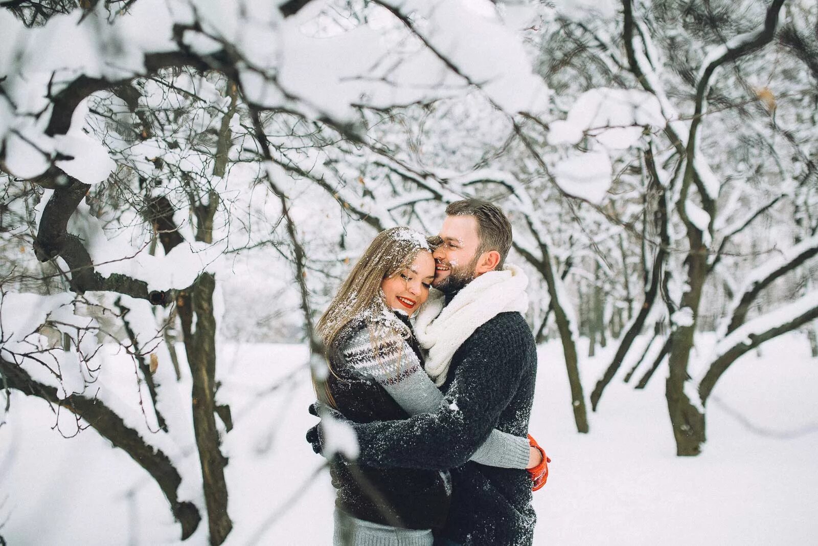 Мужчина и женщтна в постел. Романтические картинки. Влюбленная пара занимаются. Поцелуи в кровати. Мужчина и женщтна в постел.