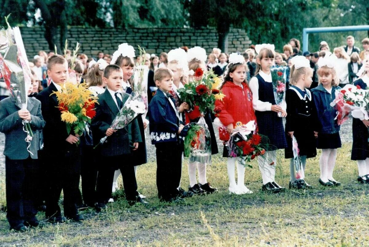 Первоклассник в 2000 году. Школа 1 сентября. 1 Сентября 2000 года. Школьная линейка первоклассников. 6 сентября 2010