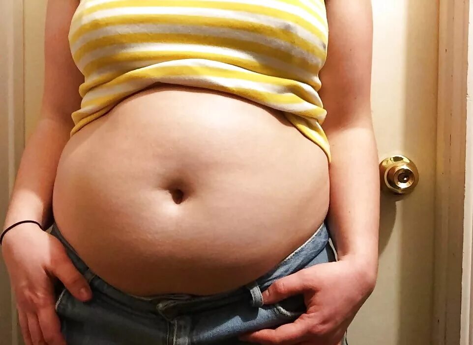 Животик у девушки. Девушка с пухлым животиком. Пухленькие животы. Девушка с животиком толстеньким. Чубби юнг.