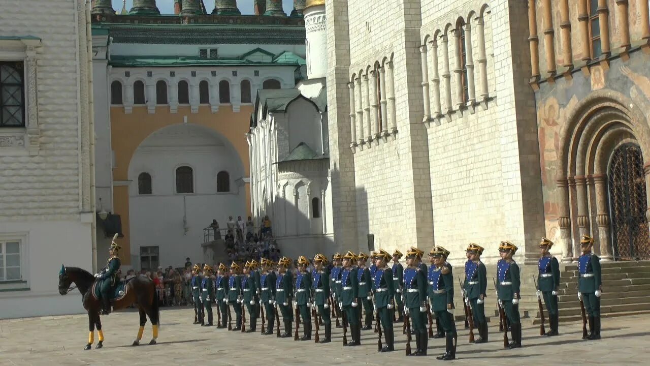 Московский развод. Соборная площадь Московского Кремля развод караула. Москва развод караула в Кремле. Развод караула в Михайловском манеже. Караульный Кремль.