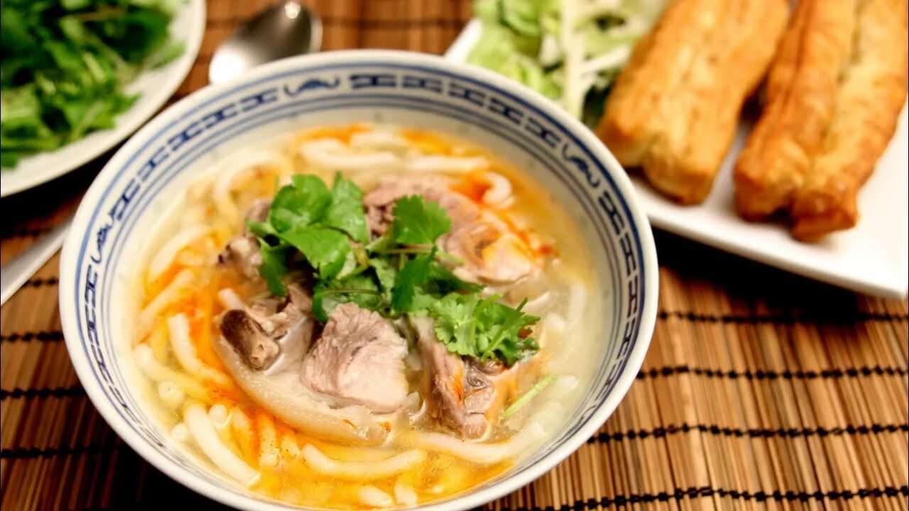 Суп лапша на черном фоне. Лапша свинина огурец куриный бульон. Pork Bone Noodle. Asian thick Noodles. Суп лапша свиная