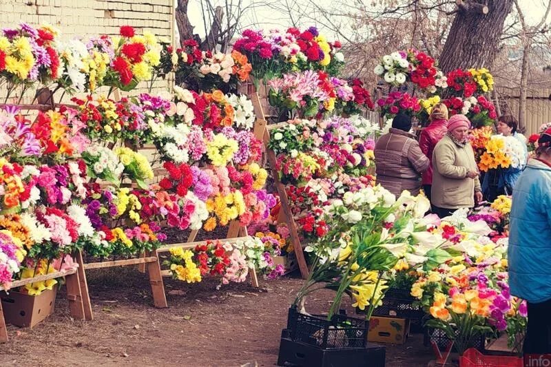 Цветы на родительский день. Искусственные цветы на кладбище. Торговля цветами на кладбище. Пластиковые цветы для кладбища. Цветы на Пасху на кладбище.