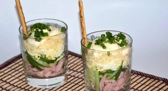 Салат-коктейль с ветчиной и сыром. Салат коктейльный с ветчиной и сыром. Салат коктейль с креветками. Салат коктейль классический рецепт. Салат коктейль из птицы.