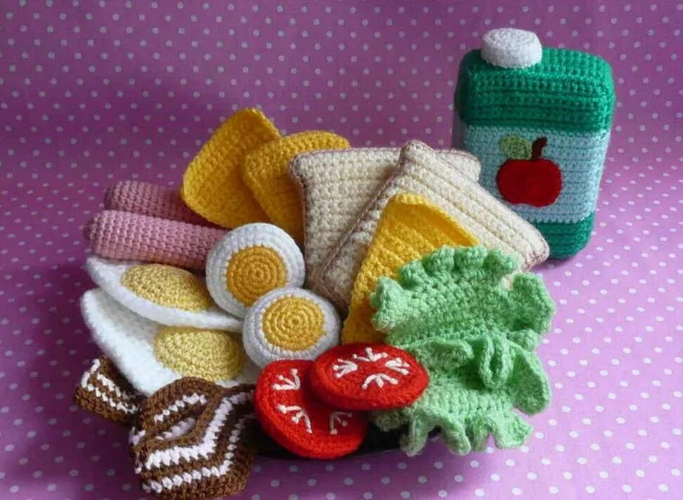 Вязаная еда для детского сада. Вязаные продукты питания для детского сада. Вязкие продукты. Вязаная еда для детского сада. Вязаные сладости.