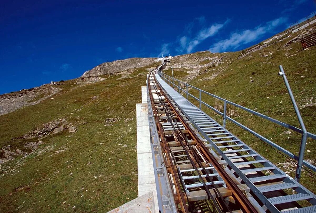 Горивать. Лестница на горе Низен, Швейцария. Лестница Niesenbahn Швейцария. Гора Низен в Швейцарии. Лестница швейцарских Альпах (на горе Низен)..
