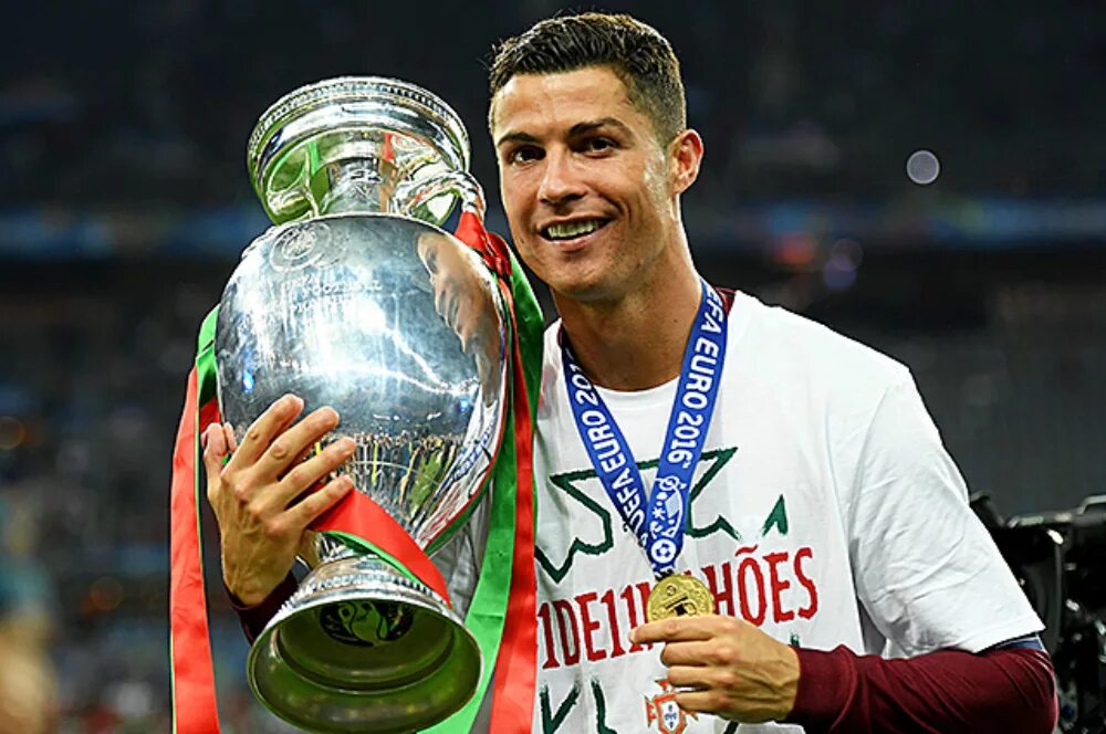 Лучший игрок евро. Криштиану роналду с кубком евро. ronaldo.