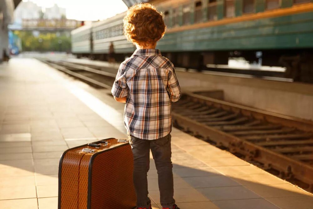 Мальчик с чемоданом на вокзале. Ребенок с чемоданом на вокзале. Чемодан для детей. Чемодан для подростка.