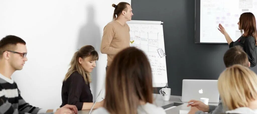 предложения для электронных курсов. бухгалтер на белом фоне. дизайн электронных обучающих курсов. бесплатные курсы по программированию. английский дистанционно.