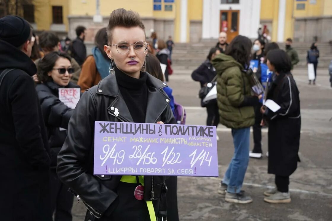 Митинг феминисток в Алматы. Феминизм митинг. Женский митинг. Марш феминисток. Парень заехал в центр митинга феминисток