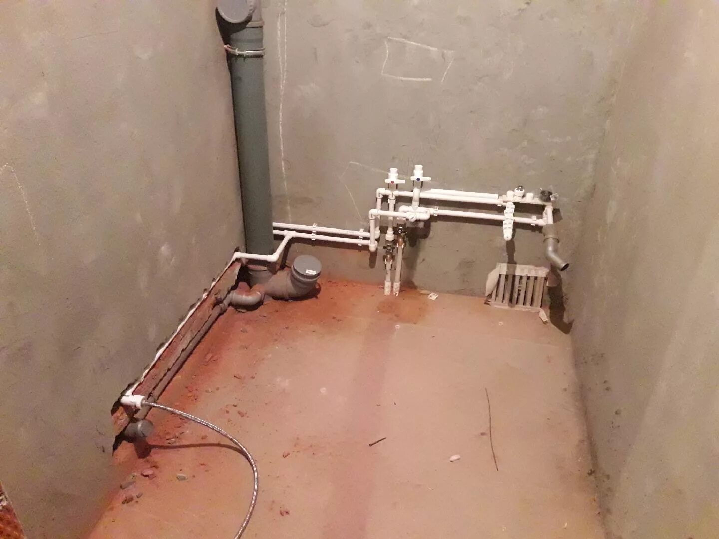 Водопровод в стенах. Разводка труб ППР. Прокладка канализации в ванной. Прокладка труб в ванной. Прокладка сантехнических труб в ванной.