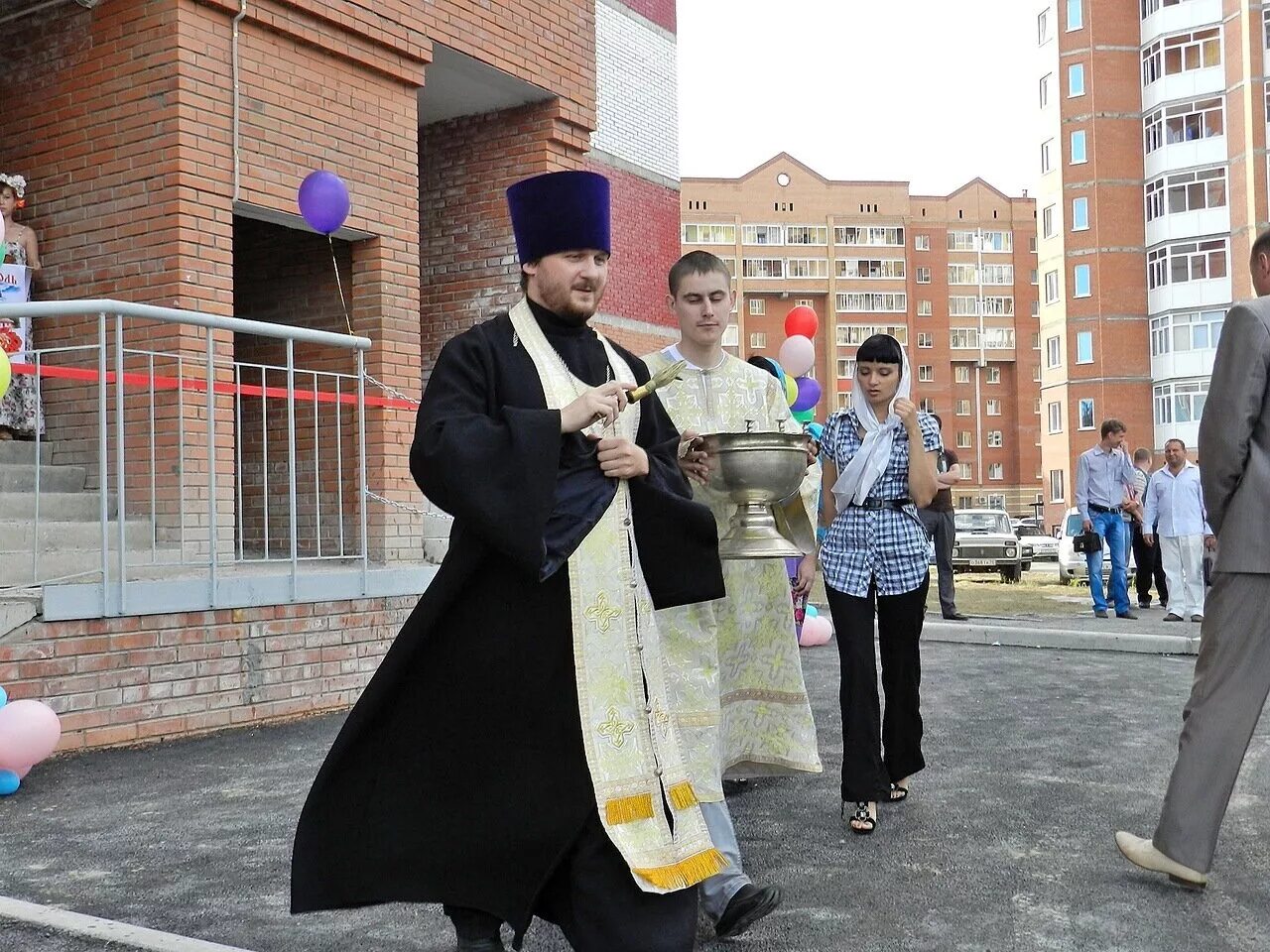 монах в храме. александр сатомский ярославль. греческие суеверия. александр сатомский священник. ряса монах православный в церкви.